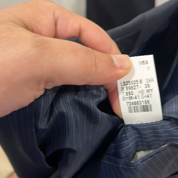 Calvin klein. Full suit dark blue with subtle stripes. Pants 32, 32 and suit 38r - Picture 4 of 5